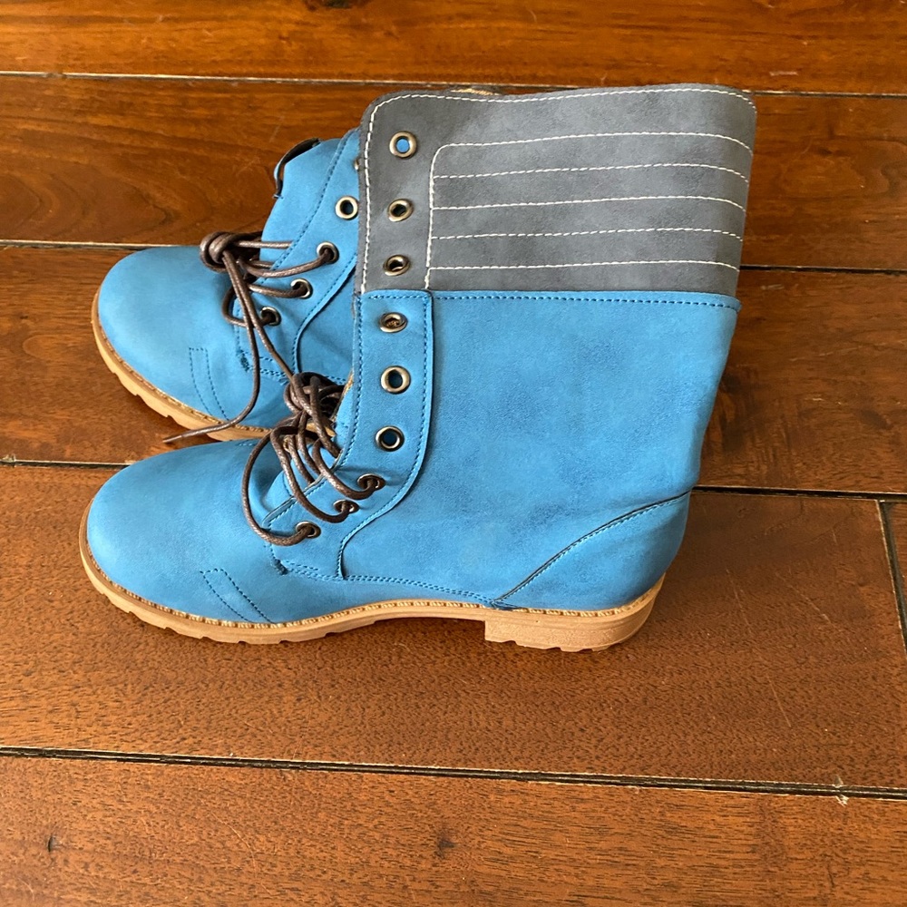 suede like blue & gray lace up boot size 6 - new near worn - Picture 7 of 7